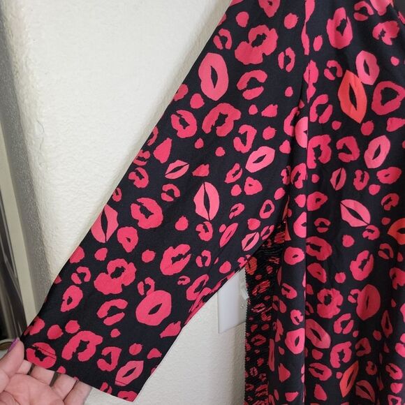 Attitudes by Renee pleat back animal/lips kisses print top size 1XP 1X petite - Picture 5 of 7